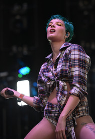 Halsey_BonnarooFestival061016_12.jpg