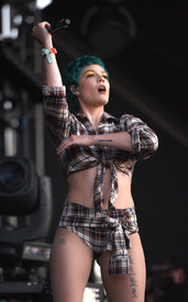 Halsey_BonnarooFestival061016_15.jpg