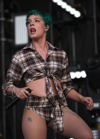 Halsey_BonnarooFestival061016_16.jpg