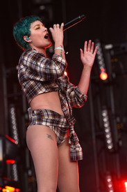 Halsey_BonnarooFestival061016_17.jpg