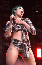 Halsey_BonnarooFestival061016_21.jpg