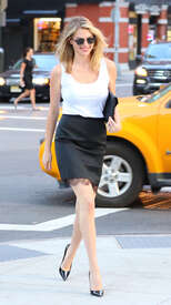 Kate-Upton-in-Black-Mini-Skirt--02.jpg