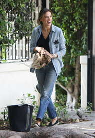 Alessandra-Ambrosio-in-Jeans--10.jpg