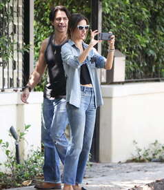 Alessandra-Ambrosio-in-Jeans--14.jpg
