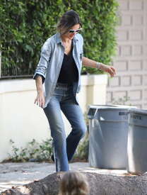 Alessandra-Ambrosio-in-Jeans--15.jpg