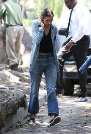 Alessandra-Ambrosio-in-Jeans--28.jpg