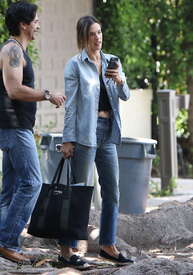 Alessandra-Ambrosio-in-Jeans--32.jpg