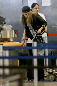 Cara-Delevingne-at-JFK-Airport--02.jpg