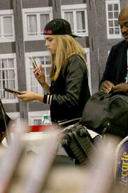 Cara-Delevingne-at-JFK-Airport--03.jpg