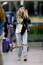 Cara-Delevingne-at-JFK-Airport--08.jpg