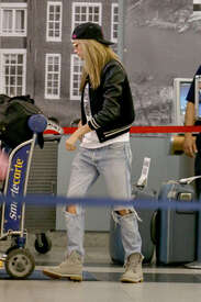 Cara-Delevingne-at-JFK-Airport--11.jpg