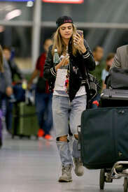 Cara-Delevingne-at-JFK-Airport--15.jpg