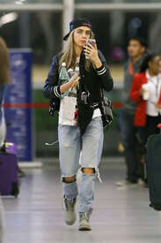 Cara-Delevingne-at-JFK-Airport--16.jpg