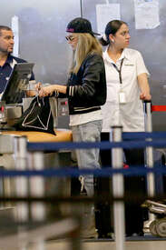 Cara-Delevingne-at-JFK-Airport--17.jpg