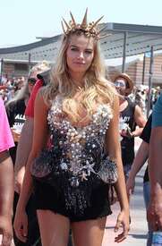 Hailey-Clauson--34th-Annual-Mermaid-Parade--06.jpg