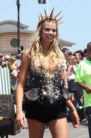 Hailey-Clauson--34th-Annual-Mermaid-Parade--07.jpg