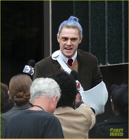 american-horror-story-set-photos-evan-peters-sports-blue-hair-01.jpg