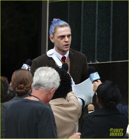 american-horror-story-set-photos-evan-peters-sports-blue-hair-04.jpg