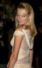 Amber_Valletta_Waist_Down_Skirts_by_Miuccia_Prada_Opening_02.jpg