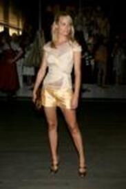 Amber_Valletta_Waist_Down_Skirts_by_Miuccia_Prada_Opening_04.jpg