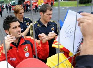 torres_villa_och_casillas_skriver_autografer.jpg