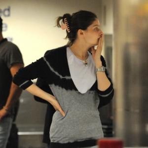 46132_laetitia_casta_arrives_into_lax_080508_06_12.jpg