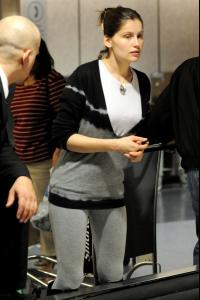 46484_laetitia_casta_arrives_into_lax_080508_08_12.jpg