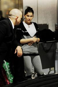 46235_laetitia_casta_arrives_into_lax_080508_09_12.jpg