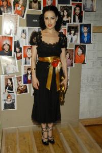 53487_Dita_von_Teese_Papers_01_123_435lo.JPG