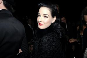 05901_Dita_Von_Teese_Georgio_Armani_Prive_in_NY_011_123_125lo.JPG