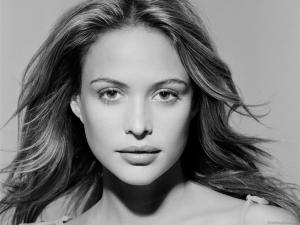 Josie_Maran_1024x768_005.jpg