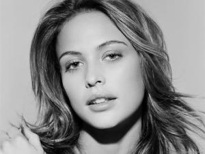 Josie_Maran_1024x768_006.jpg