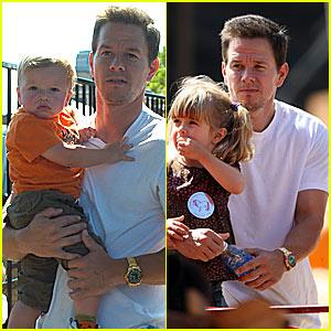 mark-wahlberg-pumpkin-picking.jpg