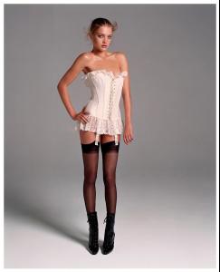 Nat_Vogue_FR_Oct_03__Au_Charme_et_Caetera_by_Inez_van_Lambsweerde__Vinoodh_Matadin_LJ__sinful_cesar8.jpg