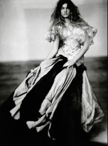 nat_Vogue_IT_Sep04___A_Girl_of_Singular_Beauty_by_Paolo_Roversi_LJ__sinful_cesar4.jpg