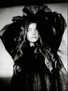 nat_Vogue_IT_Sep04___A_Girl_of_Singular_Beauty_by_Paolo_Roversi_LJ__sinful_cesar9.jpg