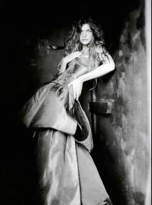 nat_Vogue_IT_Sep04___A_Girl_of_Singular_Beauty_by_Paolo_Roversi_LJ__sinful_cesar92.jpg