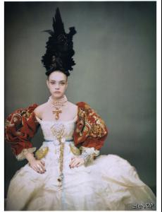 Nat_Vogue_ITSep06___Like_a_Painting_by_Paolo_Roversi_LJ__sinfulcesar5.jpg