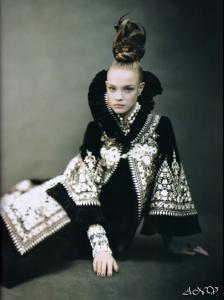 Nat_Vogue_ITSep06___Like_a_Painting_by_Paolo_Roversi_LJ__sinfulcesar8.jpg