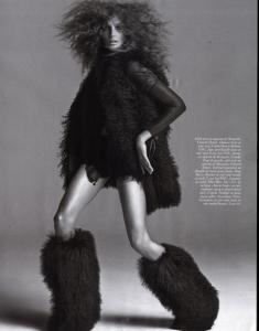 Daria_Vogue_Paris_August_2008_by_Inez_Van_Lamsweerde___Vinoodh_Matadin_6.jpg