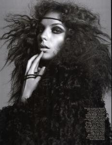 Daria_Vogue_Paris_August_2008_by_Inez_Van_Lamsweerde___Vinoodh_Matadin_8.jpg