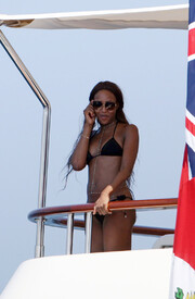 Naomi_Campbell_Bikini_St_Tropez_14.jpg