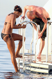 Naomi_Campbell_Bikini_St_Tropez_20.jpg