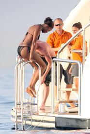 Naomi_Campbell_Bikini_St_Tropez_21.jpg