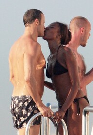 Naomi_Campbell_Bikini_St_Tropez_16.jpg