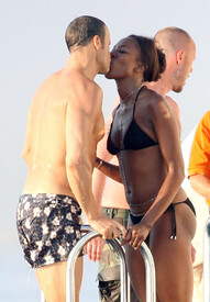 Naomi_Campbell_Bikini_St_Tropez_17.jpg