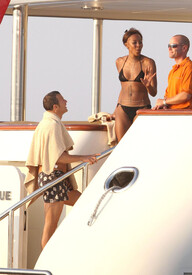 Naomi_Campbell_Bikini_St_Tropez_24.jpg