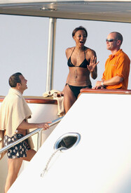 Naomi_Campbell_Bikini_St_Tropez_25.jpg