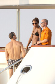 Naomi_Campbell_Bikini_St_Tropez_26.jpg