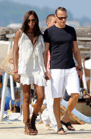 Naomi_Campbell_Bikini_St_Tropez_41.jpg